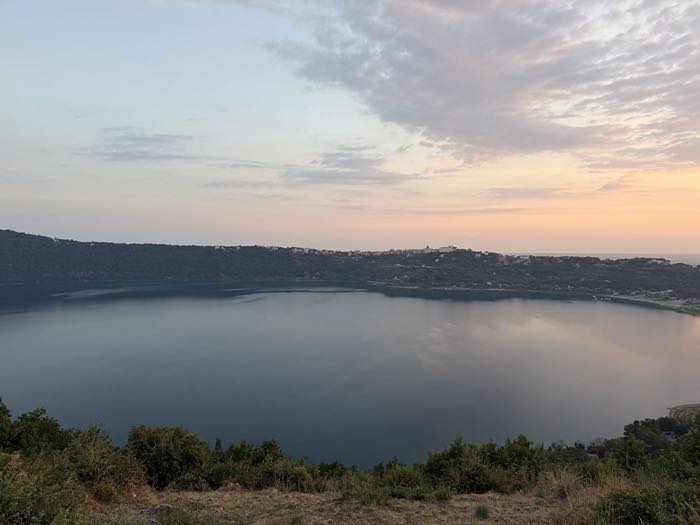 Il lago Albano al crepuscolo con Castel Gandolfo sul crinale