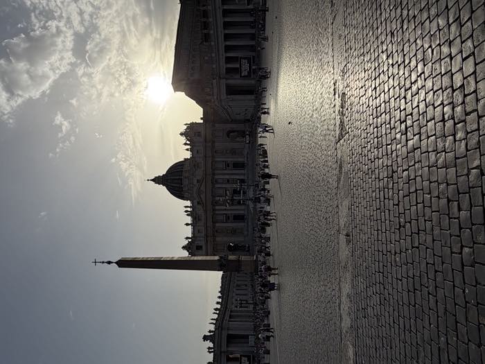 Piazza San Pietro controluce nel tardo pomeriggio